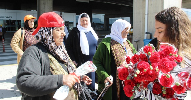 İsrailli ve Filistinli turistleri karanfillerle karşıladılar