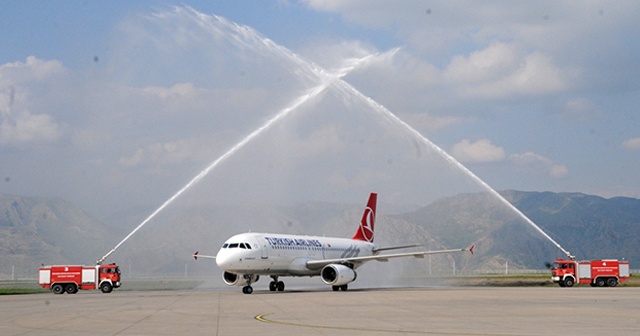 İstanbul Havalimanı&#039;ndan Şırnak&#039;a gelen ilk uçak su takıyla karşılandı