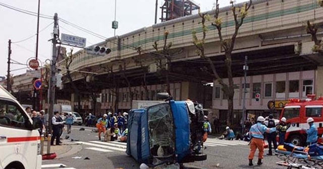 Japonya'da araç yayaların arasına daldı: 2 ölü