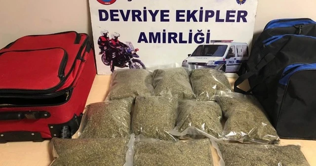 Kaçan şüphelilerin araçtan attığı valizlerden 5 kilo bonzai çıktı