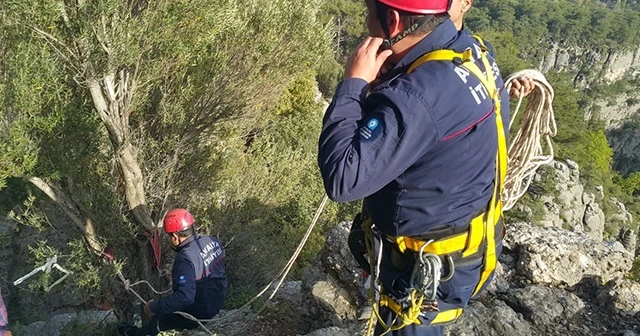 Kanyonda fotoğraf çektirmek isterken kayalıklara düştü