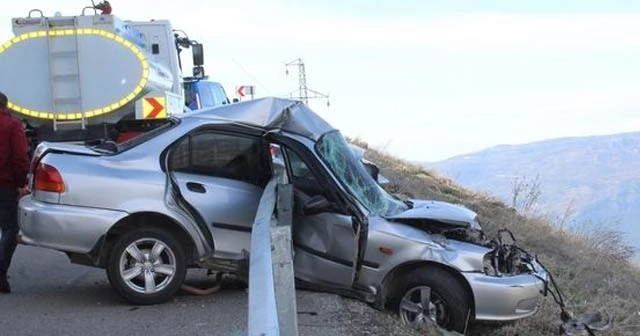 Karaman&#039;da akılalmaz kaza! Bariyerlere saplanınca kurtuldu