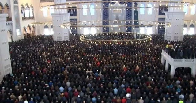 Karamollaoğlu’nun dolmaz dediği Çamlıca Camii tıklım tıklım