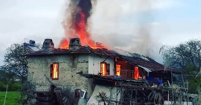 Kaş’ta ahşap ev yangında kül oldu