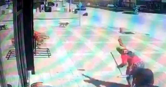 Kasap önünde kemik bekleyen köpeğe, parke taşıyla saldırdı