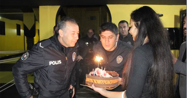 Kavga ihbarına giden polislere sazlı pastalı sürpriz