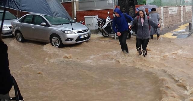 Kilis’te dolu ve yağmur hayatı felç etti