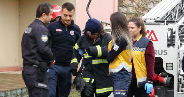 Kocaeli&#039;de 9 katlı binanın çatısına çıkan kızı, polis ikna etti