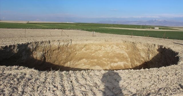 Konya&#039;da 30 metre çapında obruk oluştu