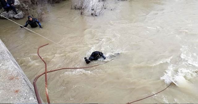 Köprüden düşen otomobil ve sürücüsü aranıyor