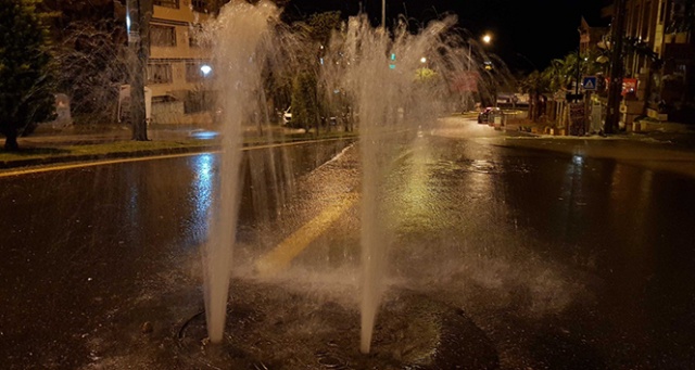 Kuşadası&#039;nda rögarlar tıkandı, ortaya şelale şeklinde ilginç görüntüler çıktı