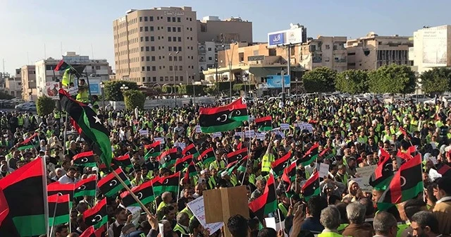 Libyalılar Hafter'in saldırısına karşı sokağa çıktı