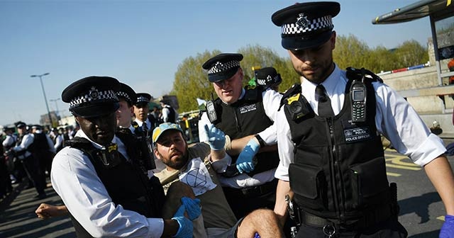 Londra&#039;da sular durulmuyor! Gözaltı sayısı bine ulaştı