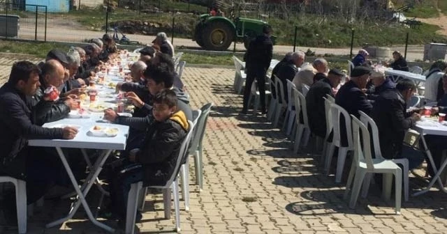 Mazbatasını aldı ilk işi köylülerine yemek dağıtmak oldu