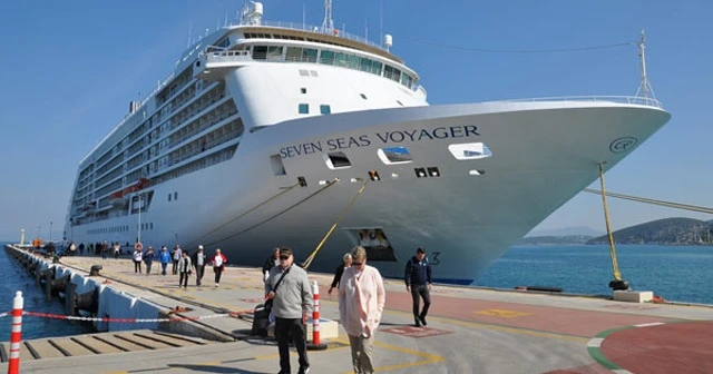 Milyonerleri taşıyan ultra lüks Seven Seas Voyager Kuşadası&#039;nda