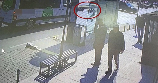 Minibüse yetişmek isteyen anne ve oğluna böyle araba çarptı