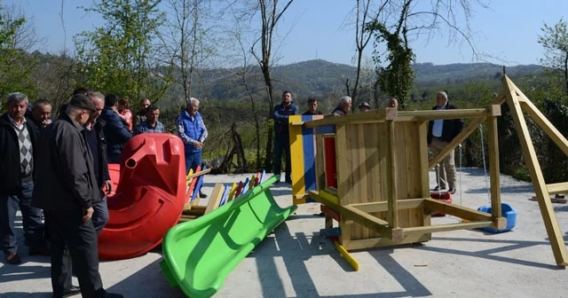 Muhtarlığı kazanamayınca oyun parkını söktü