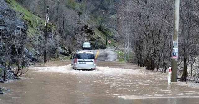 Munzur Çayı taştı, karayolunda ulaşım aksadı