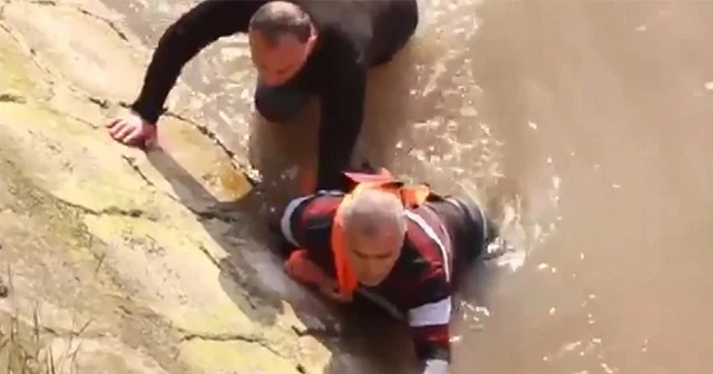 Nehre düşen vatandaşı yoldan geçen cankurtaran kurtardı