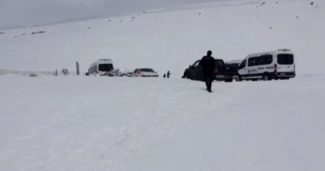 Nemrut Dağı&#039;nda mahsur kalan turistler iş makineleriyle taşındı