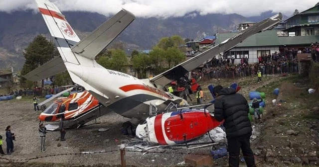 Nepal&#039;de yolcu uçağı pistteki helikoptere çarptı: 3 ölü, 4 yaralı