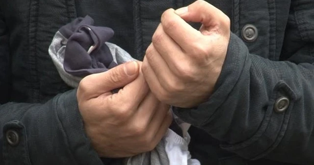 Oğlunun kıyafetini bir an olsun elinden bırakmadı