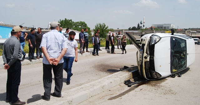 Orta refüje çarpan otomobil devrildi: 1 yaralı