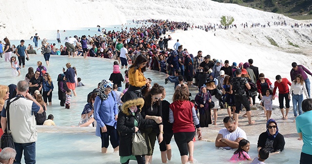 Pamukkale’ye giriş ücretsiz oldu, adım atacak yer kalmadı