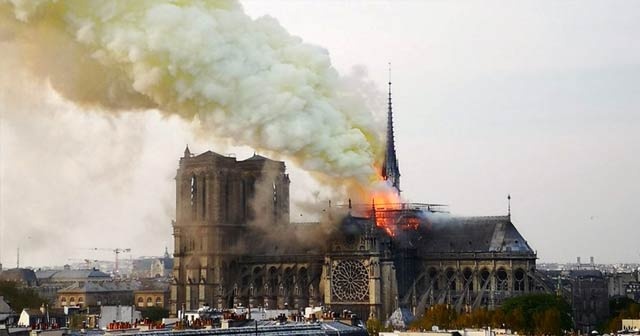 Paris&#039;in ünlü Notre Dame Katedrali&#039;nde yangın!