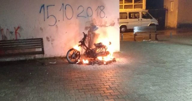 Park halindeki motosikleti yaktılar