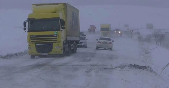 Sahara Geçidi'nde tipi ve fırtına nedeniyle tırlar mahsur kaldı