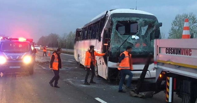 Sakarya&#039;da yolcu otobüsü devrildi: 32 yaralı