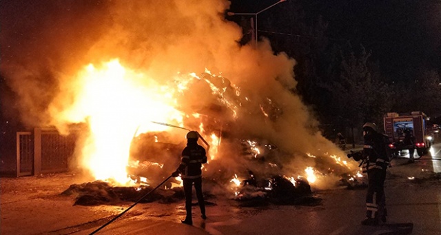 Saman yüklü kamyonu alev alev yandı