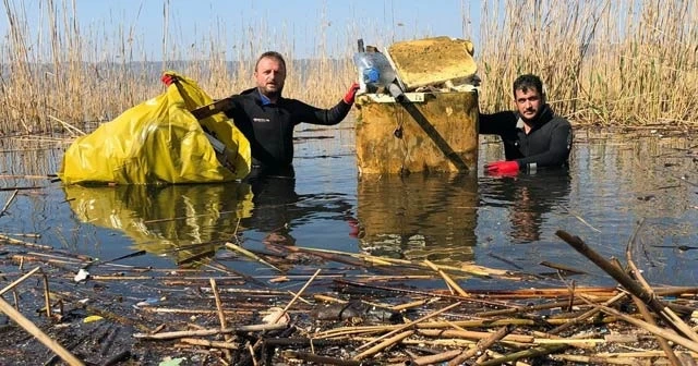 Sapanca Gölü&#039;nde şoke eden manzara! Buzdolabı ve küvet çıktı