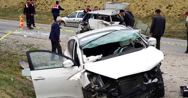 Seyir halinde nişanlısıyla tartışan sürücü, felakete yol açtı: 2 Ölü