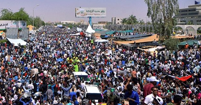 Sudan&#039;da halk sokaklarda, 2 kişi öldü