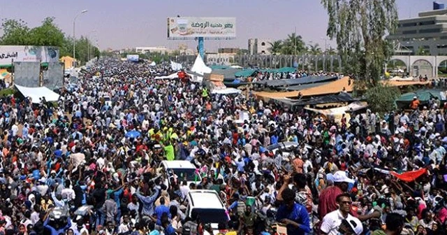 Sudan'da halk sokaklarda, 2 kişi öldü