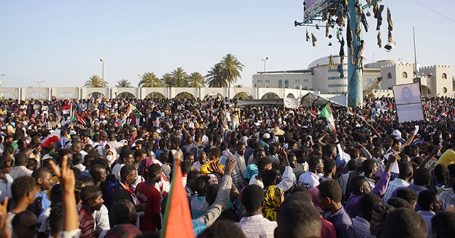 Sudan halkı geri adım atmıyor