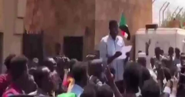 Sudanlılardan Mısır Büyükelçiliği önünde protesto