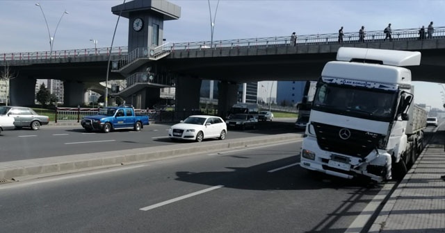 Sürücüsü kalp krizi geçiren tır, köprü ayağına çarptı