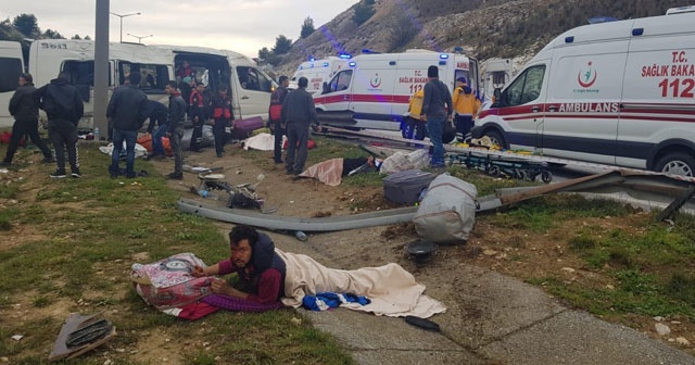 Tarım işçilerini taşıyan minibüs devrildi: 1 ölü, 11 yaralı