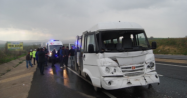 Tekirdağ&#039;da öğrenci servisi kamyona çarptı: 15 yaralı