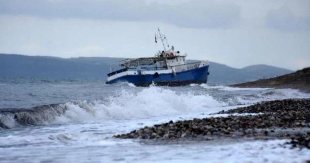 Tekne karaya oturdu, araziye dağılan kaçaklar tek tek yakalandı