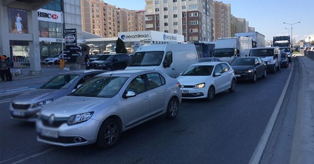 TEM bağlantı yolunda trafiği kilitleyen kaza