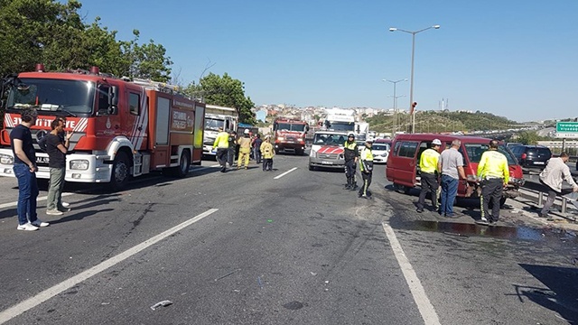 TEM'de trafiği kilitleyen zincirleme kaza: Yaralılar var