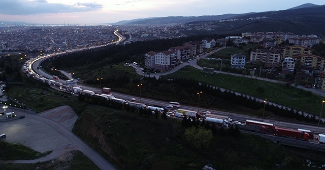 TEM Otoyolu’nda 3 tır birbirine girdi, yaklaşık 10 kilometre kuyruk oluştu