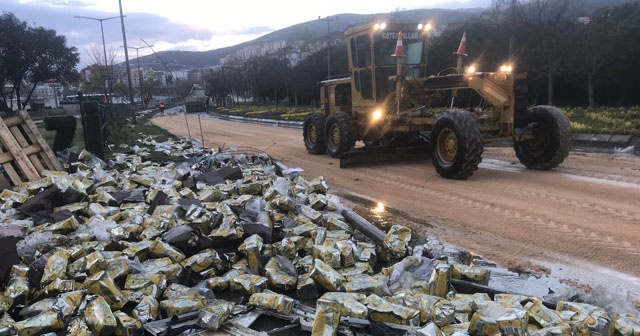 Tır devrildi tonlarca zeytinyağı yola saçıldı