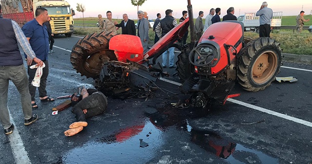 Tırla çarpışan traktör ikiye ayrıldı