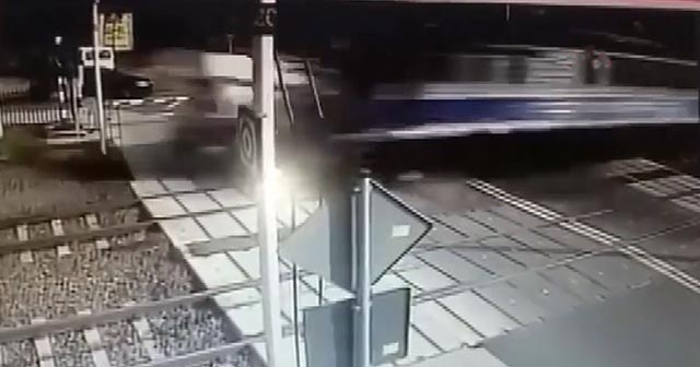 Tren, lastiği raylara sıkışan ambulansı biçti: 2 ölü