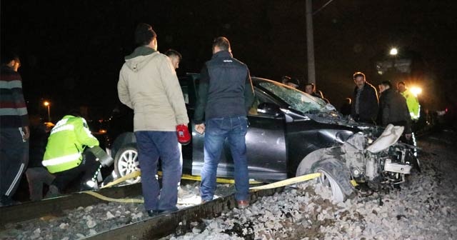 Tren otomobili biçti, 2 kişi son anda kurtuldu